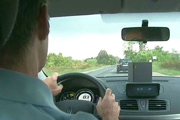 Alès (Gard) - les gendarmes contrôlent la vitesse avec le nouveau radar mobile - octobre 2013.