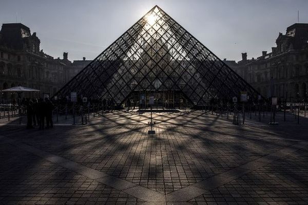 La pyramide du Louvre conçu par l'architecte Ieoh Ming Pei.