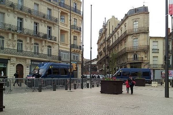 Béziers (Hérault) - les forces de l'ordre s'installent autour de la mairie - 30 mars 2014 à 17h