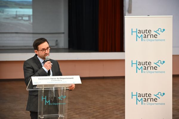 Lors de ces vœux organisés à Chalindrey le jeudi 9 janvier, Nicolas Lacroix, président (LR) du Conseil départemental de la Haute-Marne, réaffirme le projet de réorganisation des hôpitaux du sud et du centre du département, malgré une très forte opposition présente ce jour-là.