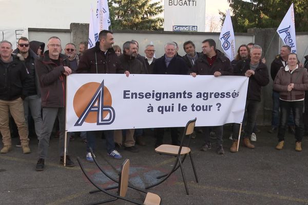 Une trentaine d'enseignants du lycée professionnel Bugatti en grève.