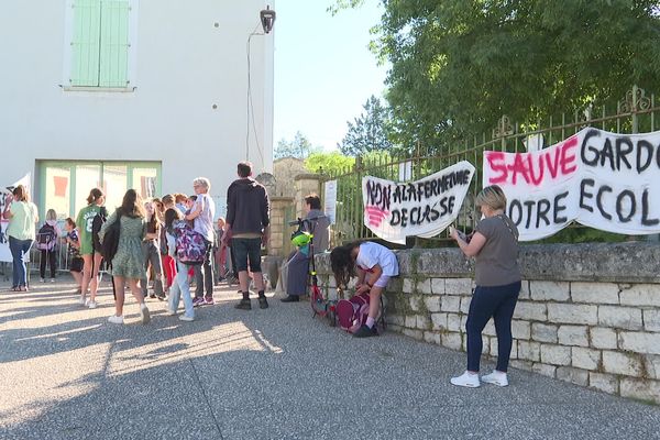 A Sauve dans le Gard, des parents d'élèves manifestent contre une fermeture de classe.