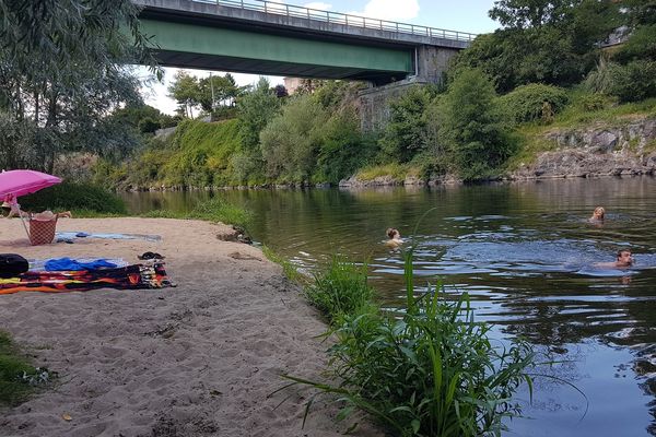 Quand il fait chaud, les berges de l'Allier sont tentantes. Mais la baignade est interdite car le courant de la rivière peut s'avérer dangereux. 