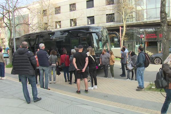 Vingt-huit Ukrainiens fuyant la guerre dans leur pays sont arrivés à Bordeaux dimanche 27 mars 2022.