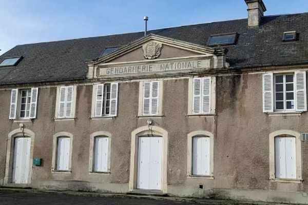 L'ancienne gendarmerie de Ouistreham (14) en mauvais état a été proposée aux enchères.