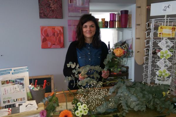 Mélodie dans sa boutique de fleuriste