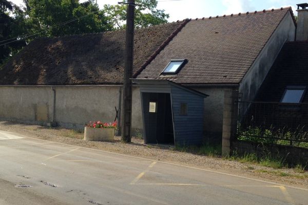 L'agresseur attendait les deux adolescentes à cet arrêt de bus, dans la commune de Nailly (89). 