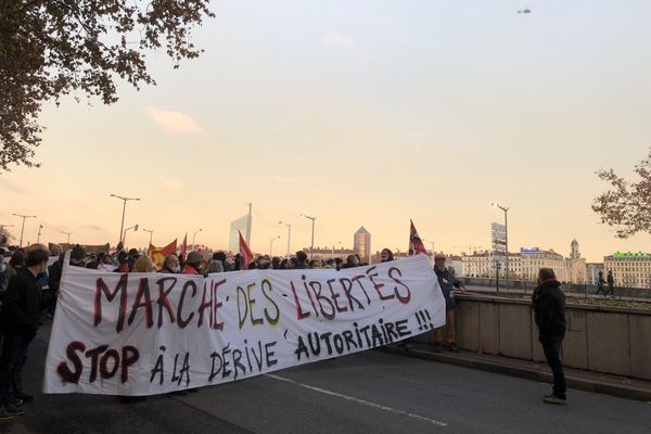 Des milliers de personnes manifestent à Lyon contre la loi de Sécurité Globale, samedi 5 décembre, de la place du maréchal Lyautey jusqu'à la place Bellecour.