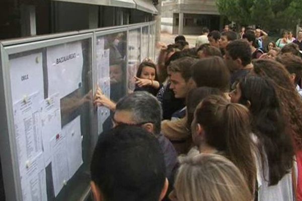 L'émotion des candidats devant les résultats du bac au lycée Champollion de Lattes dans l'Hérault le 4 juillet