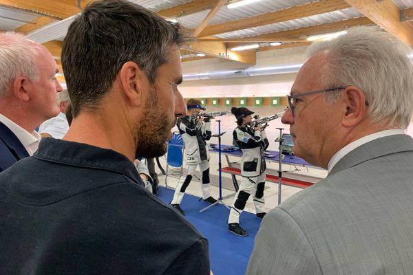 Le président du comité d'organisation de Paris 2024, Tony Estanguet (à gauche) a visité le centre national de Tir sportif de Déols (Indre), en compagnie de Michel Baczyk, le président de la FFTir.