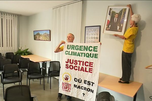 ANV Cop 21 décroche le portrait du président Macron à la mairie de Roche-lez-Beaupré