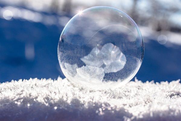 Les nuages l'emportent et donnent des flocons