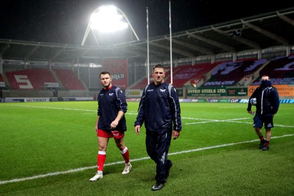 Deux joueurs des Scarlets quittent le terrain après le report de la rencontre vendredi dernier.