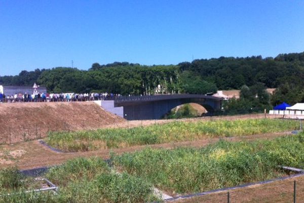 Au loin, le pont d'Izeron 