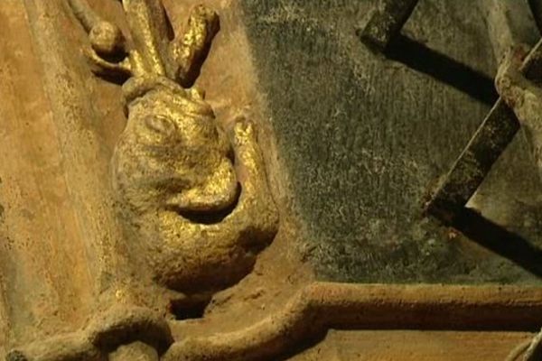 La cathédrale a huit cents ans mais entre ses murs elle conserve encore des secrets. Un ouvrier a découvert par hasard une baie  datant du XIVème siècle. 