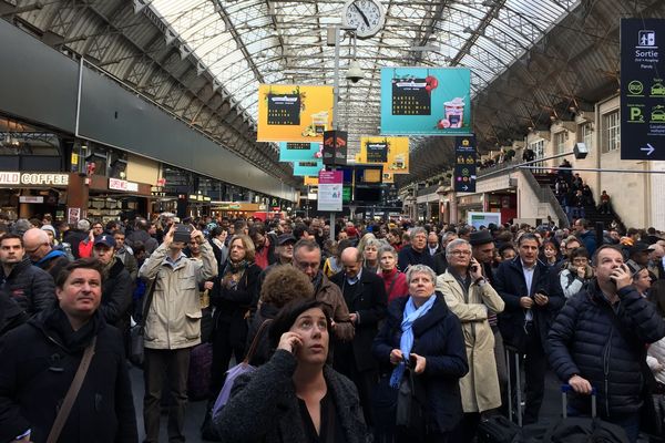 A la Gare de l'Est, les usagers sont dans l'attente d'informations