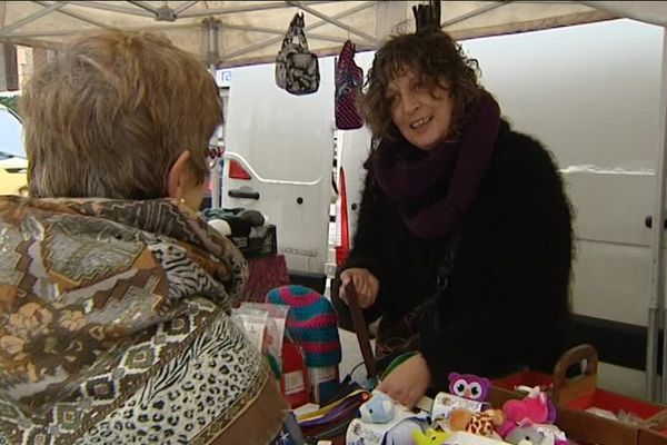 Nathalie et son camion mercerie sur le marché d'Ornans