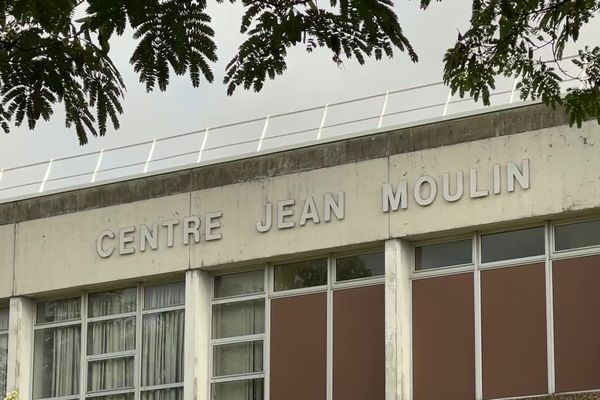 Les élus municipaux ont conclu le débat, en choisissant de renommer l'ancien centre Jean Moulin en : Jean Moulin Maison des arts et de la danse.