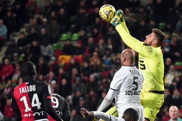 Rencontre Rennes-Caen le 25/01/2015 - Le gardien Benoït Costil lors d'un arrêt.