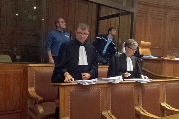 Montpellier - l'accusé Hassan Demir et ses avocats devant la cour d'assises - 10/10/2014