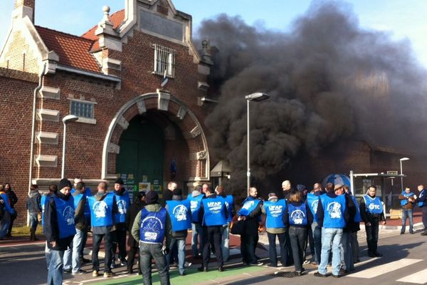 Les syndicats de la pénitentiaire devant la maison d'arrêt de Douai ce lundi.