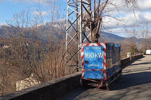 Un groupe électrogène a été insallé dans le village pour fournir les habitants en électricité.