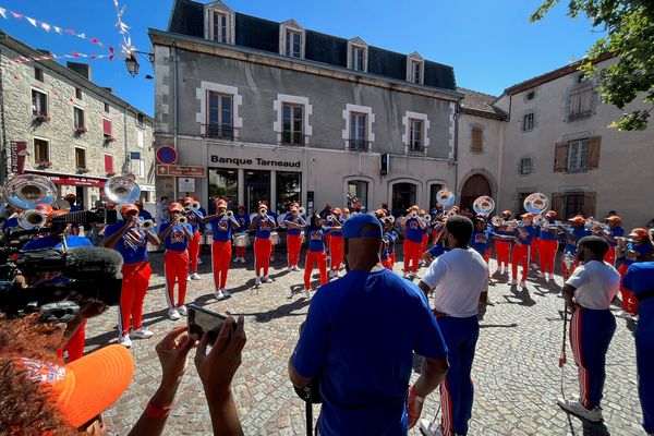 "The Roar", traduisez : le rugissement , 80 musiciens et danseurs venus de l'Université de Miami