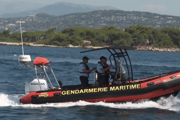 Le Zodiac rouge barré du nom de la gendarmerie maritime navigue chaque jour cet été pour veiller à ce que les plaisanciers et les usagers de la mer respectent la loi et les règles de sécurité.