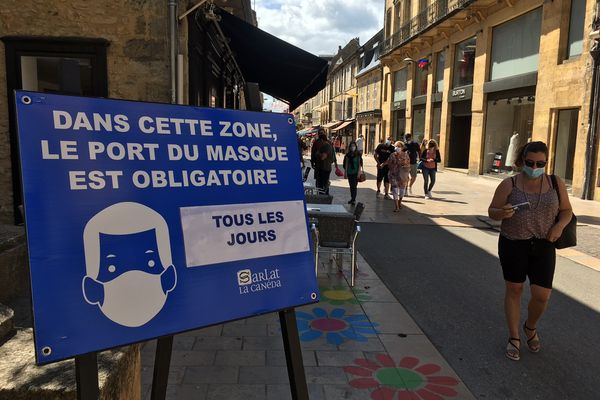 Le masque est obligatoire dans le centre historique de Sarlat depuis le 30 juillet 21 par arrêté préfectoral. 3/08/21. 