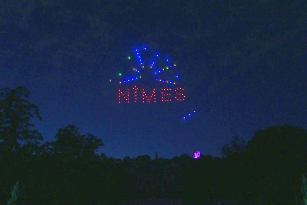 Nîmes - 200 drones pour un show nocturne en lieu et place de traditionnel feu d'artifice - 14 juillet 2023.