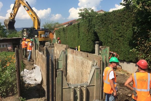 Les ouvriers souffrent de la chaleur écrasante sur les chantiers. Leurs horaires ont été aménagés, ils commencent à travailler plus tôt. 