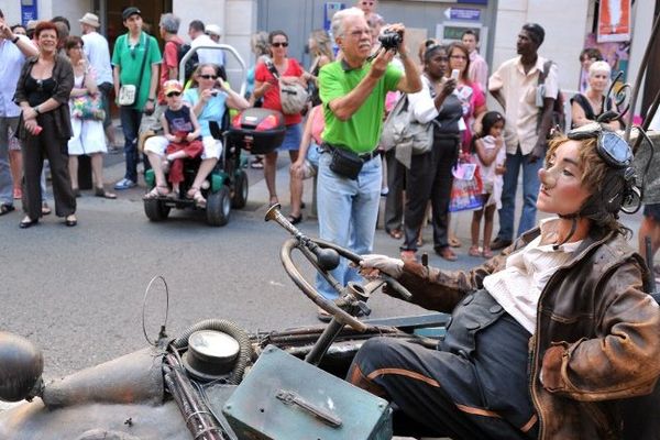 La grande parade d'ouverture du festival off d'Avignon (ici en 2012).