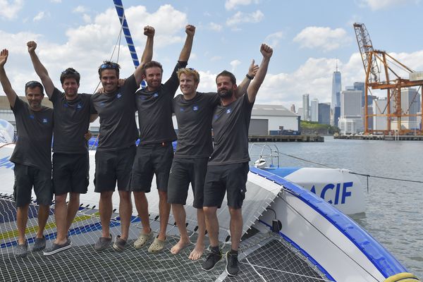 François Gabart entouré de Yann Riou, Benoit Marie, Guillaume Combescure, Antoine Gautier, et Pascal Bidegorry à leur arrivée à New-York pour la course The Bridge 