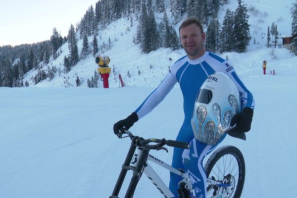 Pierre Thévenard, sacré champion de France de VTT de descente sur neige en mars dernier, va tenter de battre un record du monde au mois de février, à l'étranger.