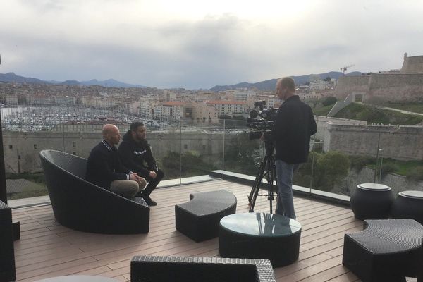 Franck Gastanbide le réalisateur comédien et Malik Benthala comédien, durant la promo du film
