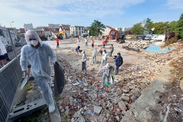 Une collecte de déchets sur le site de l'ancienne usine SNEM à Montreuil ce jeudi 1er septembre par le collectif de riverains.