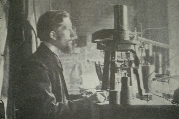 Pierre Curie devant la balance à quartz piézoélectrique qu'il a inventée