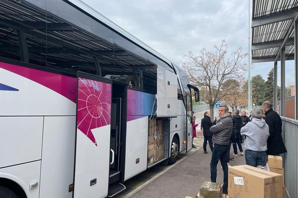 Le bus chargé de matériel et de vivres est parti ce samedi matin du Cannet direction la frontière polonaise, il reviendra mardi avec une quarantaine de refugiés à son bord.