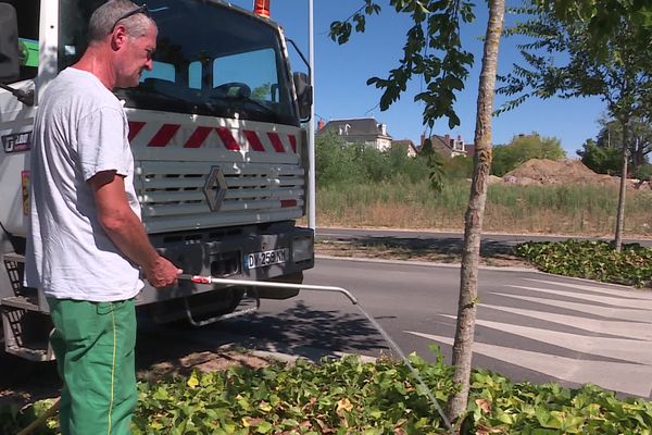 Pascal Bion arrose 8 minute chaque arbre, soit environ 150L d'eau.