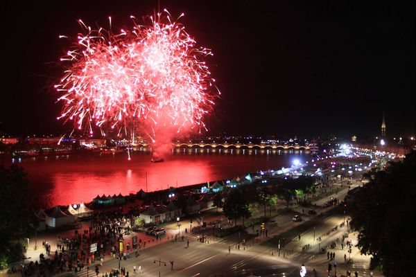 La beauté des feux d'artifice sur la Garonne à Bordeaux (14 juillet 2019)