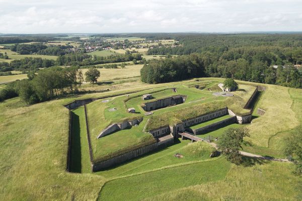 Le fort d'Uxegney vu du ciel vosgien. 