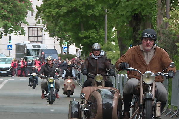 Des motos d'époque et deux litres de carburant pour parader dans le centre-ville du Mans, le 28  avril 2024