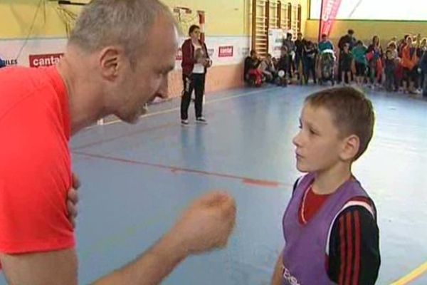 Le gardien de l'équipe de France de handball, Thierry Omeyer, est venu dispenser des conseils visiblement très écoutés, dans le cadre des Etoiles du Sport à Vic-sur-Cère.