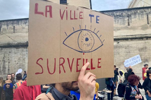 Près de 200 personnes ont manifesté dimanche 24 novembre à Montepllier pour dénoncer la multiplication des caméras de surveillance implantées dans la ville.