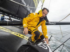 Le skipper originaire de Saint Malo, Louis Burton, sur son Imoca Bureau Vallée, au large de Saint Malo en octobre 2024, lors de sa préparation pour le Vendée Globe 2024-2025.