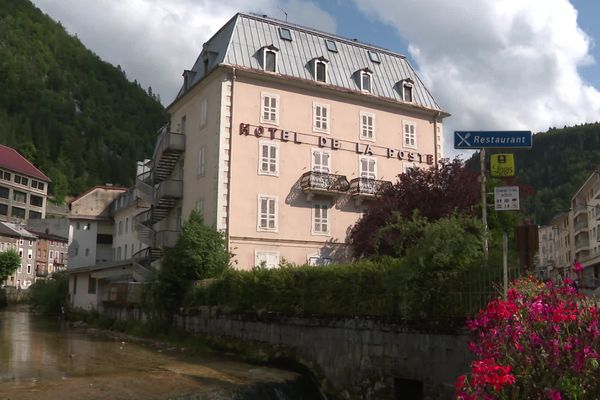 L'hôtel de la poste à Morez devrait bénéficier de restauration, c'est le projet du maire