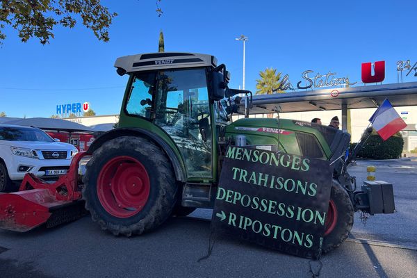 Les agriculteurs non syndiqués du Vaucluse ont bloqué, ce vendredi 22 novembre, depuis 7 h du matin, les cinq supermarchés de de Pertuis.