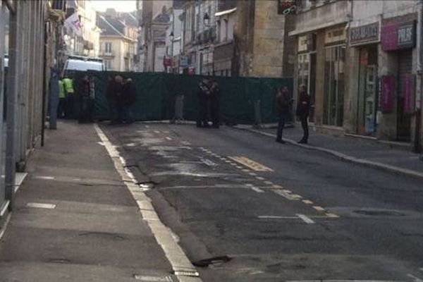 L'accès à la rue des Halles de Tours est bloqué pour la reconstitution du meurtre de Magatte Gueye, tué en février 2013 d'un coup de couteau. 