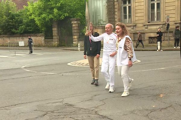 Le nonagénaire Charly Bancarel est l'un des plus vieux porteurs de la flamme olympique.