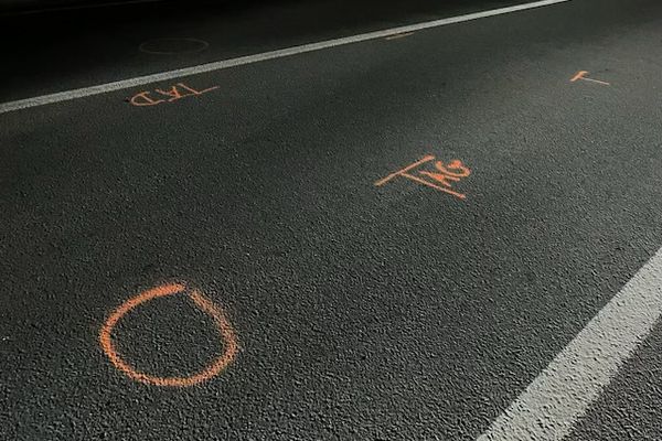 Des traces de douilles ont été retrouvées sur le sol où le contrôle routier a eu lieu.